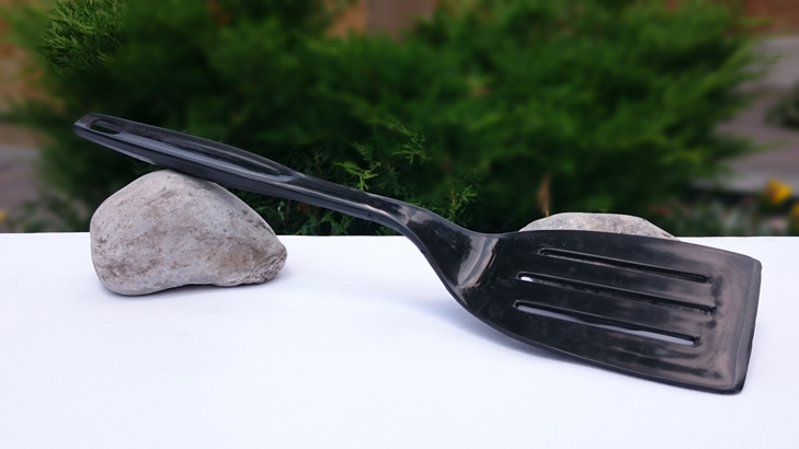 VOLTEADOR ECONÓMICO RECTO CON RANURAS DE COCINA