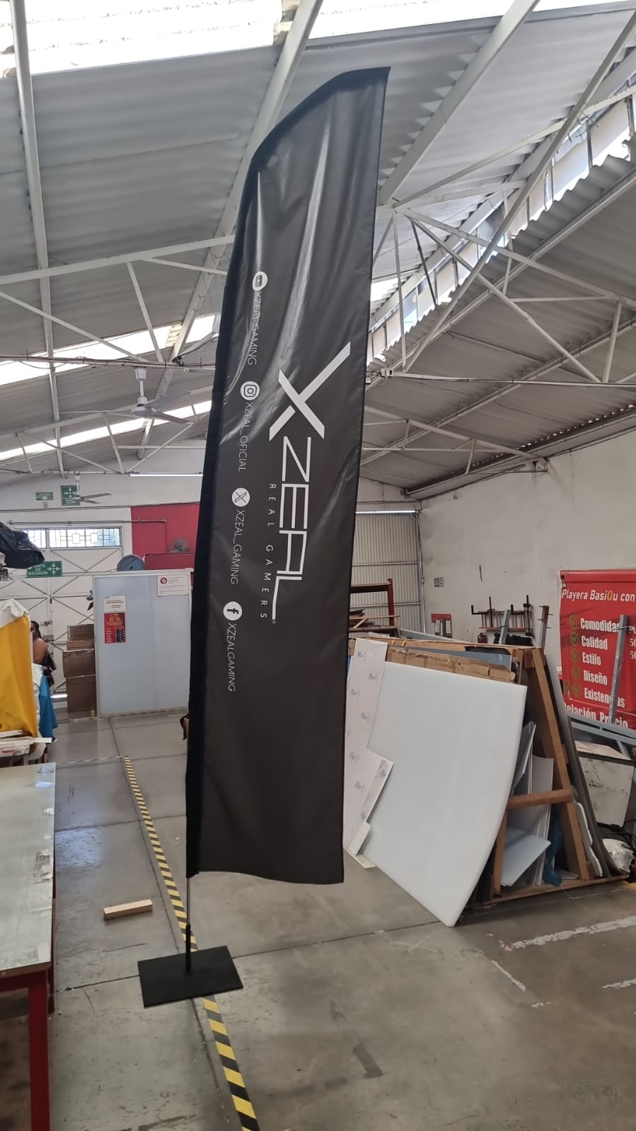 BANDERA 2.5 Ó 3.5 MTS. ESTRUCTURA BASE PISO